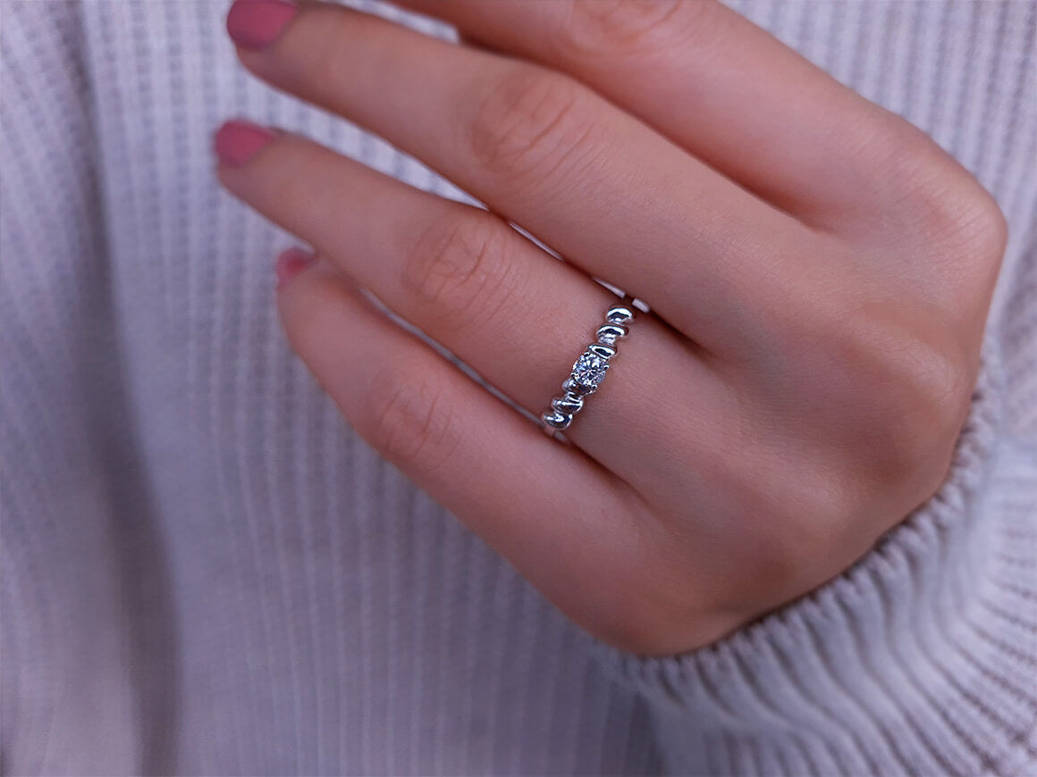 Bague solitaire torsadée en or blanc 18 carats avec diamant de 0,19 carat