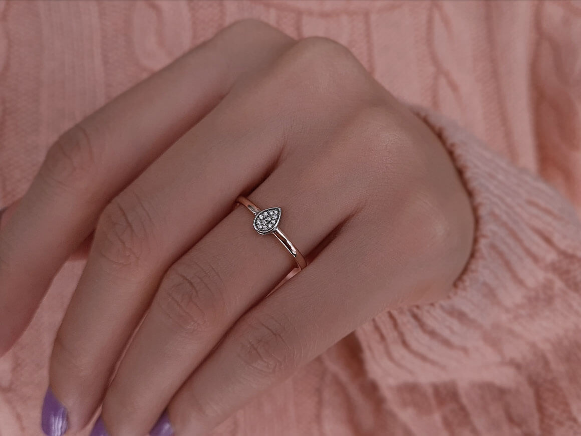 Total 0.10 carat drop diamond ring