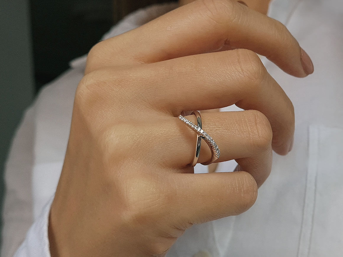 0.14 carat diamond half-round modern alliance in 585 14 K white gold