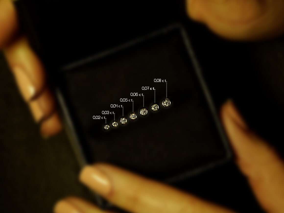 Diamond nose piercing in 14 K white gold - 7 mm x 3.3 mm