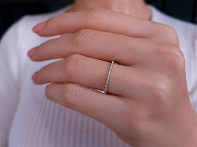 Diamond half-round alliance in 18-carat white gold