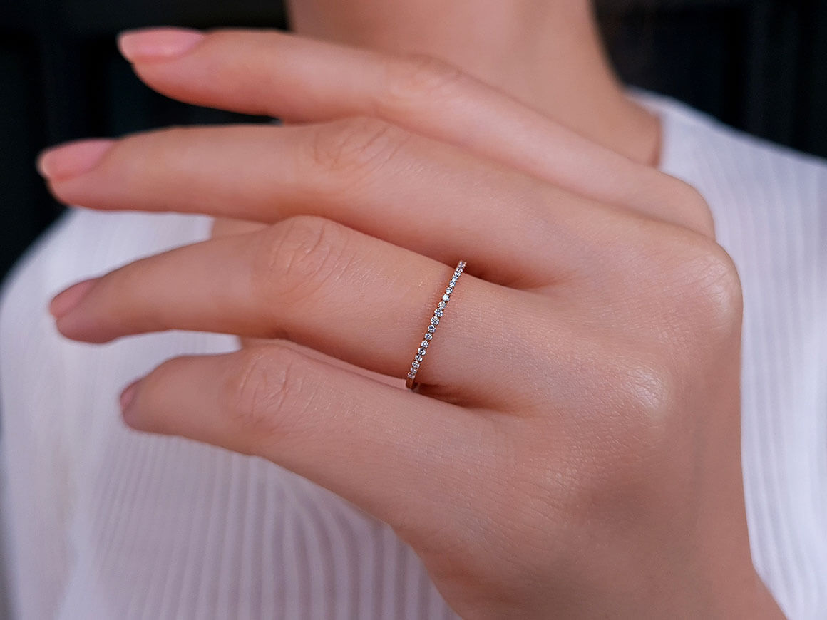 Diamond half-round alliance in red gold