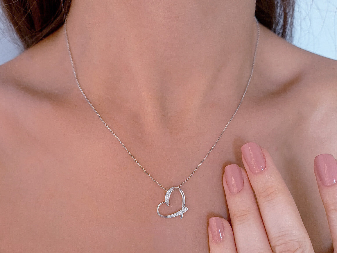 0,06 Karat Diamant Herz Collier in 333er 8 Karat Weißgold - handgefertigter Diamantschmuck aus Feingold | Sirius Diamant