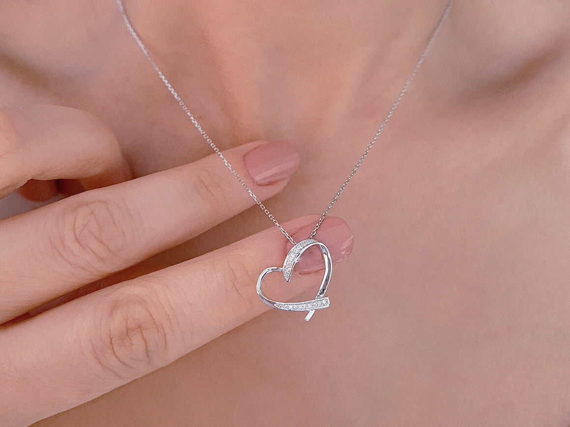 0,06 Karat Diamant Herz Collier in 333er 8 Karat Weißgold - handgefertigter Diamantschmuck aus Feingold | Sirius Diamant