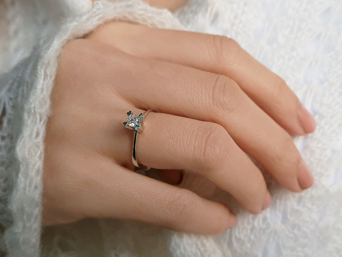Bague solitaire en or blanc 14 carats avec diamant de 0,26 carat et griffe de cœur