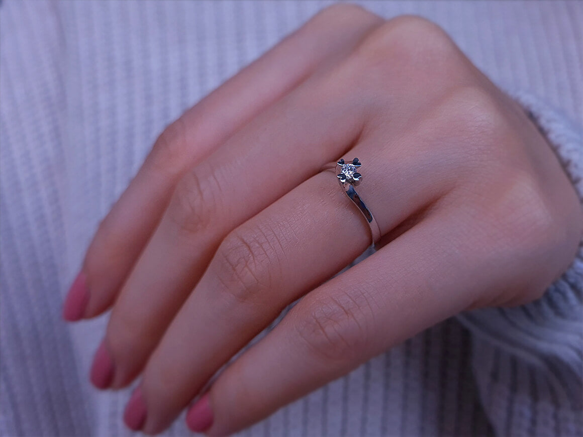 Bague solitaire en or blanc 333 8 carats avec diamant de 0,08 carat
