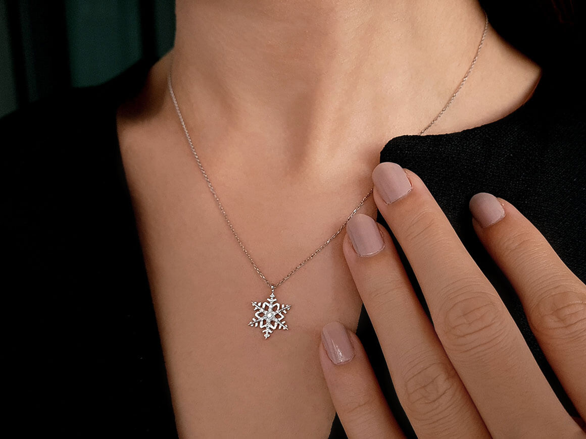 Diamant Schneeflocke Collier - handgefertigter Diamantschmuck aus Feingold | Sirius Diamant