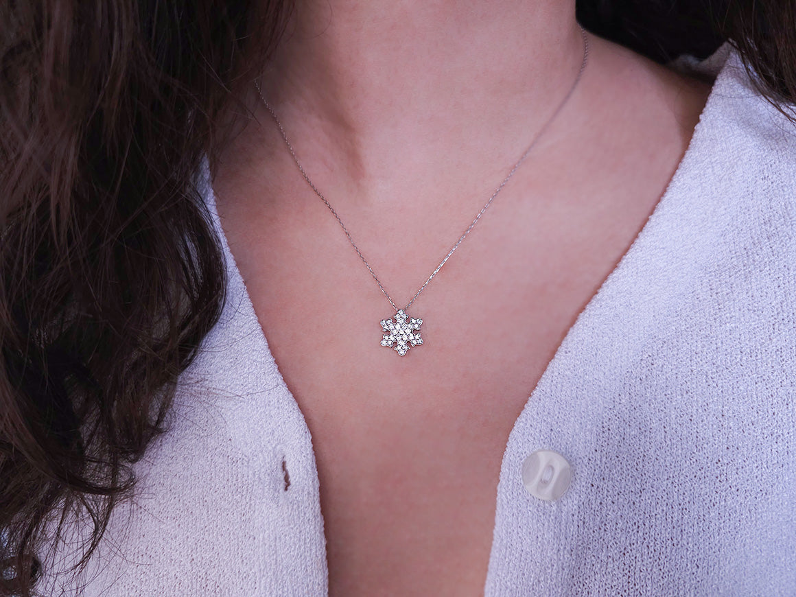 0,47 Karat Diamant Schneeflocke Collier - handgefertigter Diamantschmuck aus Feingold | Sirius Diamant