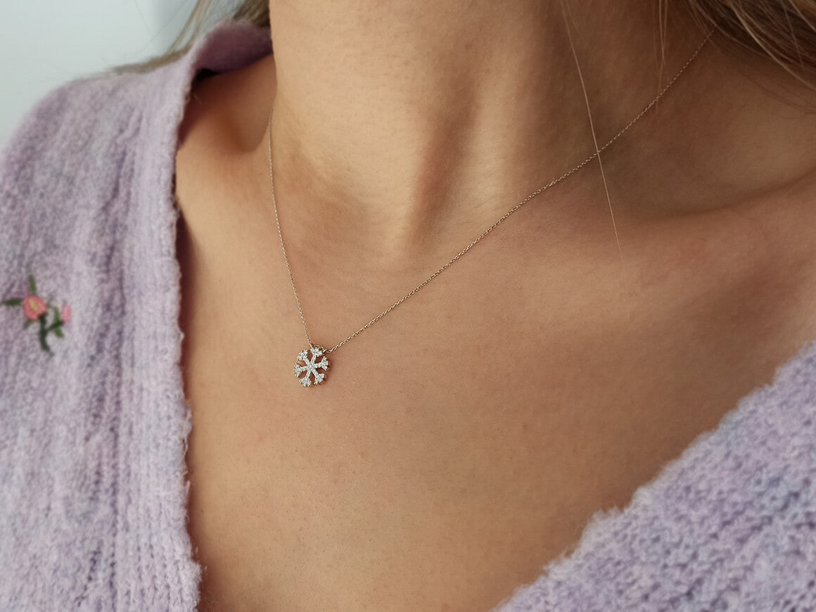 0,20 Karat Diamant Schneeflocke Collier - handgefertigter Diamantschmuck aus Feingold | Sirius Diamant