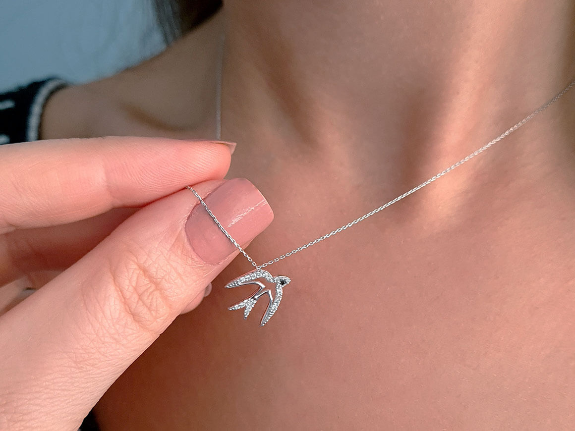 Diamant Schwalbe Collier in 333er 8K Gold - handgefertigter Diamantschmuck aus Feingold | Sirius Diamant