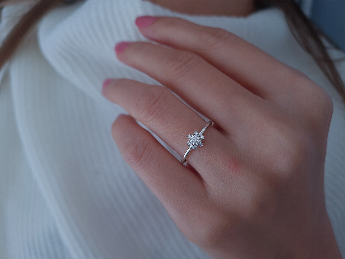 Snowflake diamond ring in white gold