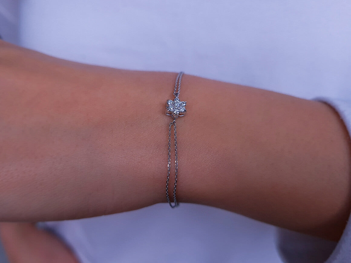 0,17 Karat Diamant Gänseblümchen Armband in 333er 8 Karat Weißgold - handgefertigter Diamantschmuck aus Feingold | Sirius Diamant