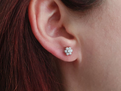 Diamond daisy jewelry set in 8 K white gold