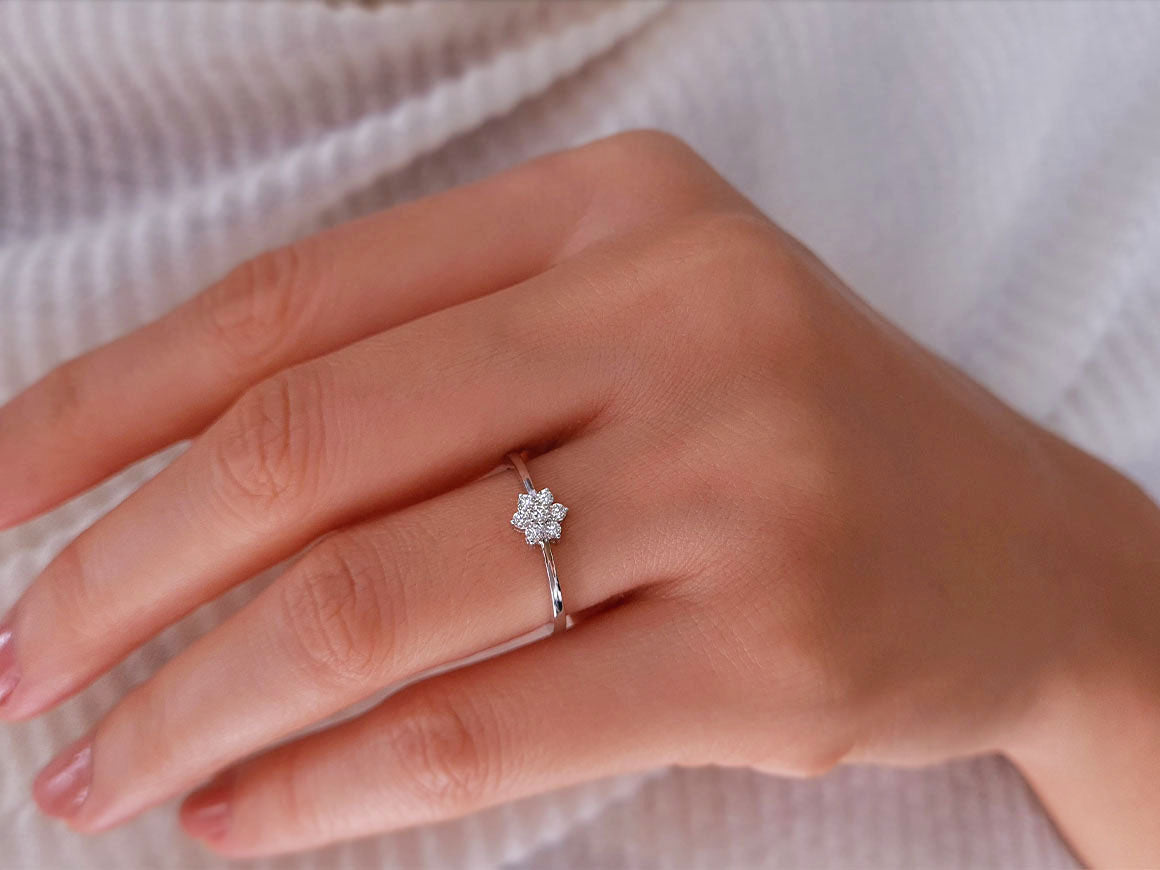 Bague marguerite en diamant en or blanc 8 carats
