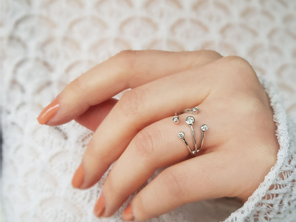 0,24 Gesamtkarat Diamant Liebeswendel Ring in 585er 14K Weißgold - handgefertigter Diamantschmuck aus Feingold | Sirius Diamant