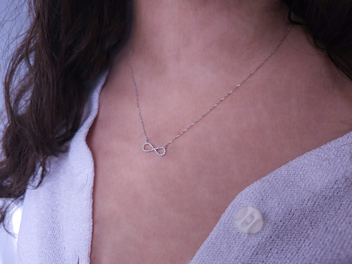 0,13 Karat Diamant Unendlichkeit Collier - handgefertigter Diamantschmuck aus Feingold | Sirius Diamant