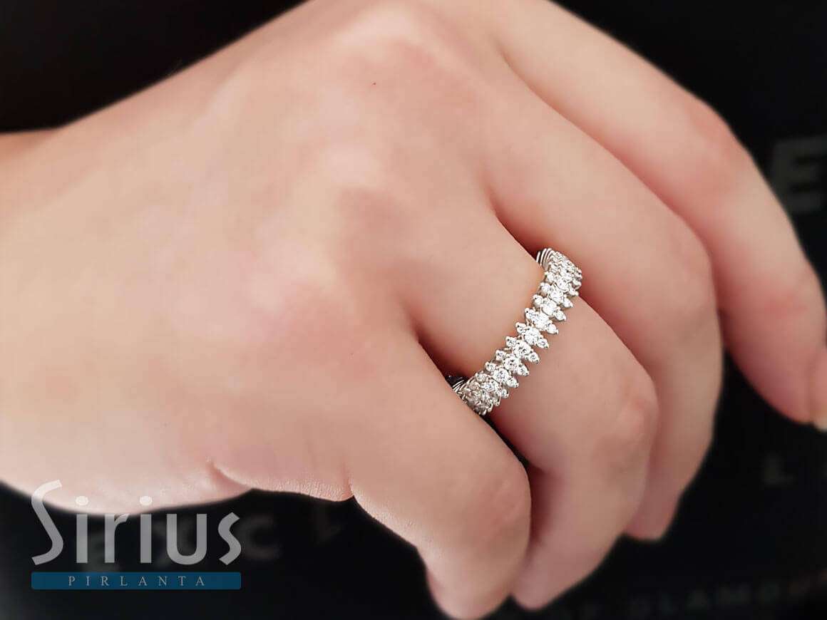 Alliance tout autour en or blanc 14 carats avec diamants de 1,28 carat