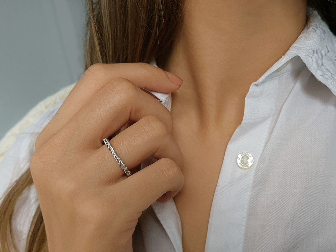 Alliance en or blanc 18 carats 750 sertie de diamants de 0,97 carat