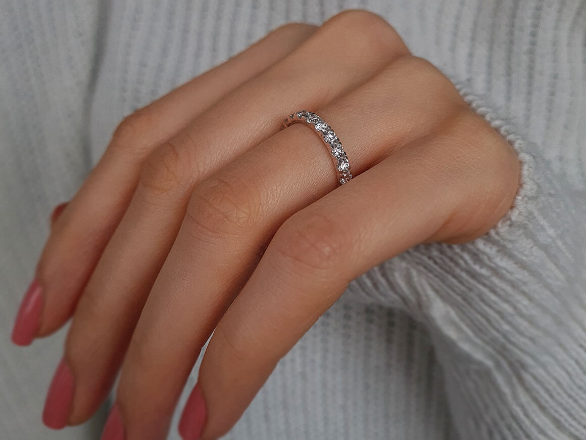 Total 1.68 carat diamond all-around alliance