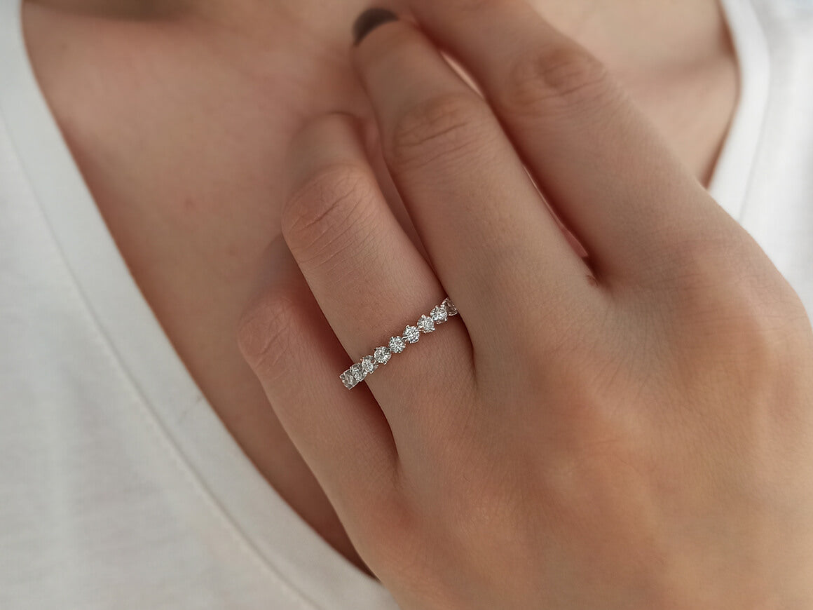 Alliance tout autour en diamant de 0,65 carat