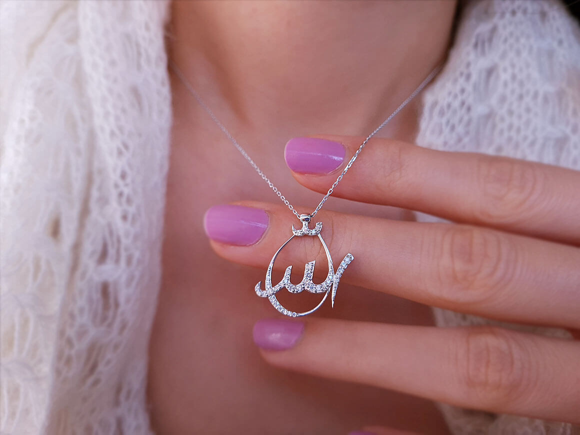 Collier en or blanc 14 carats 585 avec inscription « Allah » et diamant de 0,22 carat couleur G