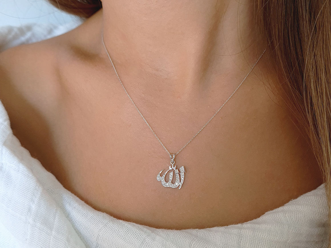Halskette mit Diamanten und Allah-Schriftzug - handgefertigter Diamantschmuck aus Feingold | Sirius Diamant