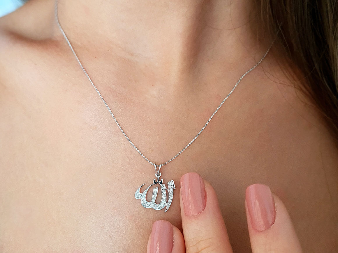 Halskette mit Diamanten und Allah-Schriftzug - handgefertigter Diamantschmuck aus Feingold | Sirius Diamant