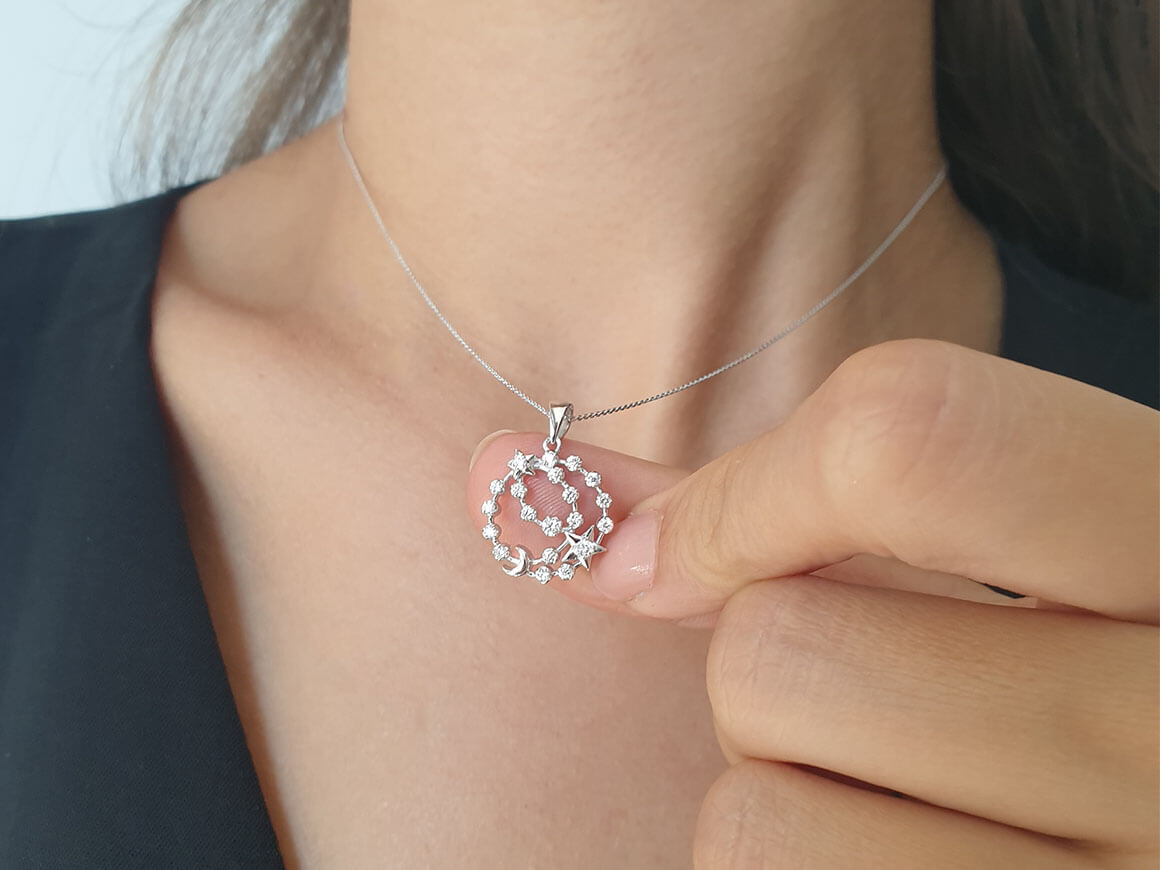 0,26 Karat Diamant Mond und Sterne Collier in 585er 14 Karat Weißgold - handgefertigter Diamantschmuck aus Feingold | Sirius Diamant