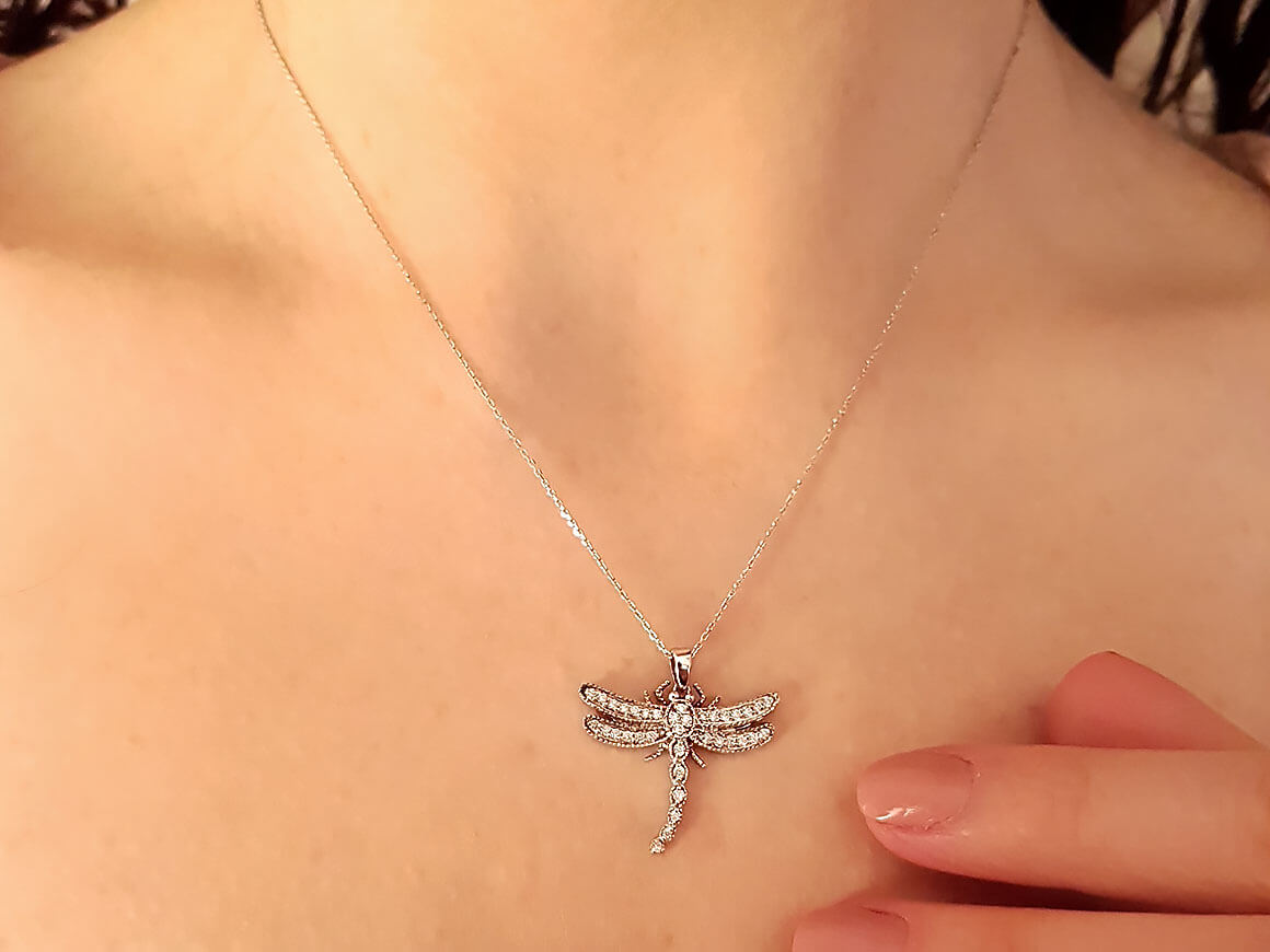 Collier libellule en diamant en or blanc 14 carats