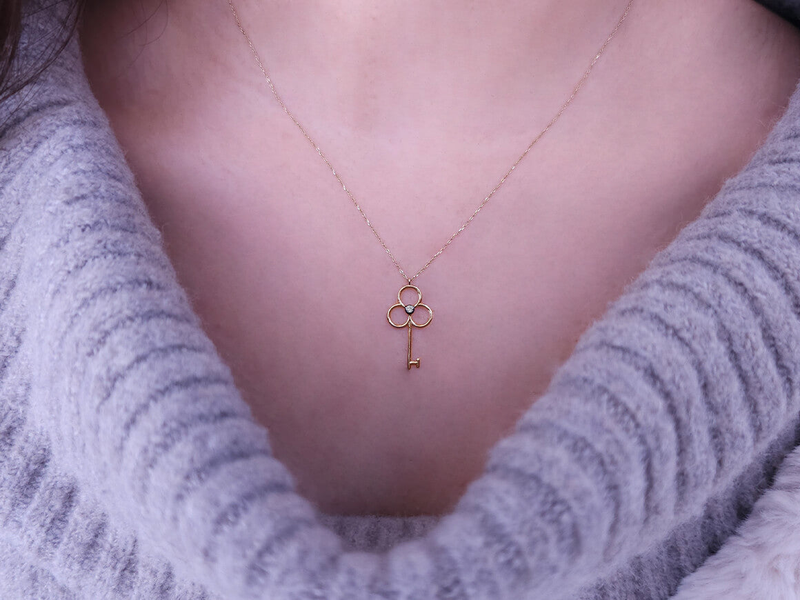 Diamant Schlüssel Collier - handgefertigter Diamantschmuck aus Feingold | Sirius Diamant