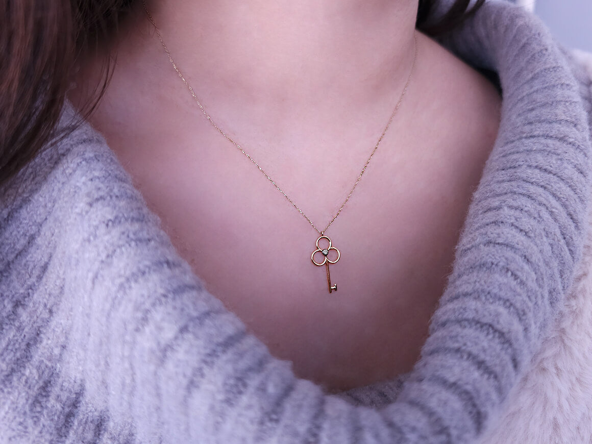 Diamant Schlüssel Collier - handgefertigter Diamantschmuck aus Feingold | Sirius Diamant