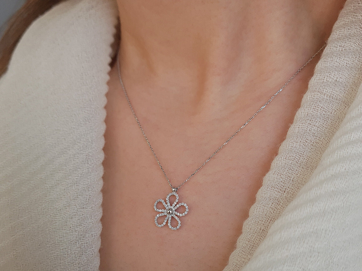 Diamond flower necklace in 18 K