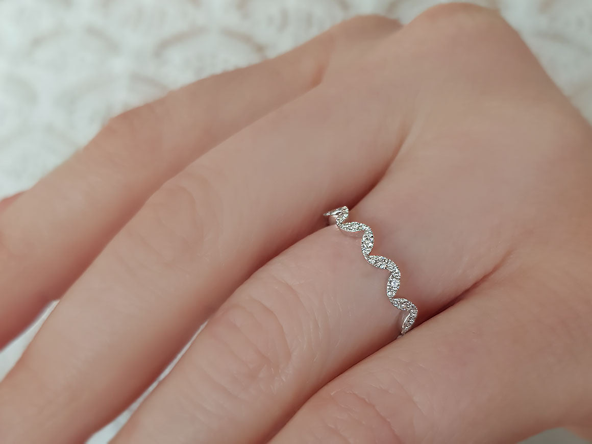 Alliance diamant demi-ronde ondulée 