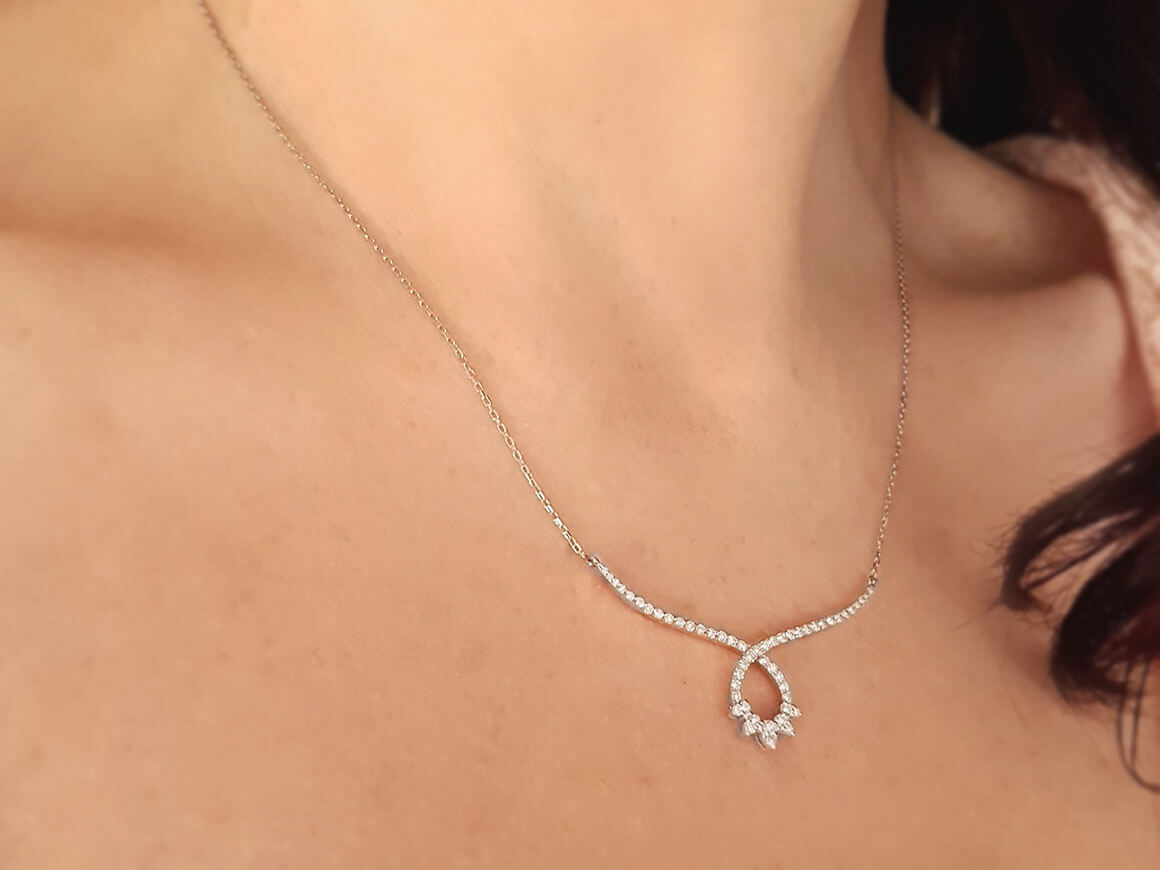 Diamant Sonnenscheibe Collier - handgefertigter Diamantschmuck aus Feingold | Sirius Diamant