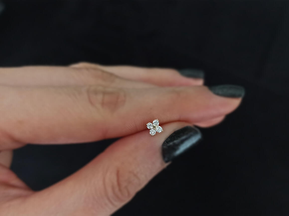 0,11 Carat Diamant Quattro Nasenpiercing in 14 K Gelbgold - 7mm x 4 mm - handgefertigter Diamantschmuck aus Feingold | Sirius Diamant