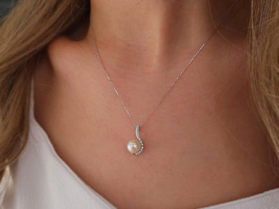 Diamond and pearl necklace in 14 carat white gold