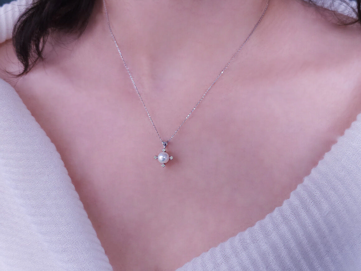 Diamond and natural pearl necklace in 8 K white gold