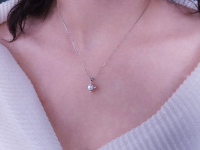 Diamond and natural pearl necklace in 8 K white gold