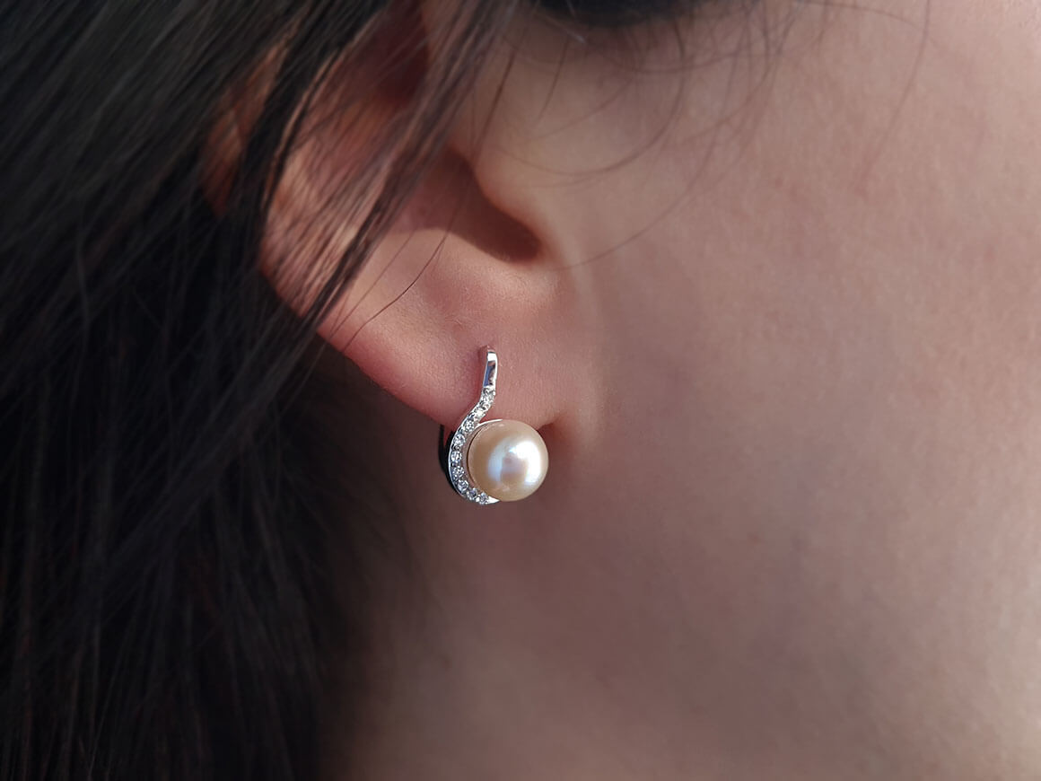 Diamond and pearl jewelry set in 14 K white gold
