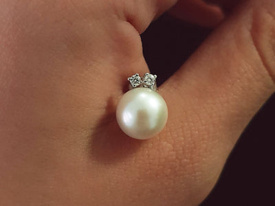 Diamond and pearl earrings in 333 8 carat white gold
