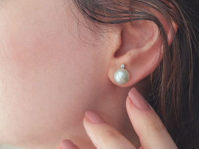 Diamond and natural pearl earrings in 8 carat white gold
