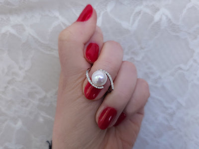 Diamond and pearl ring in 14 K white gold