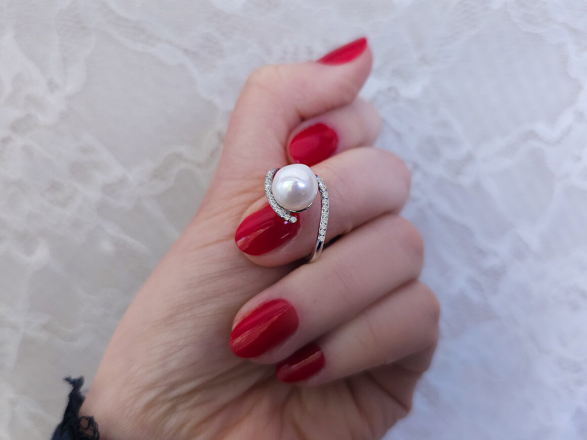 Diamond and pearl ring in 14 K white gold