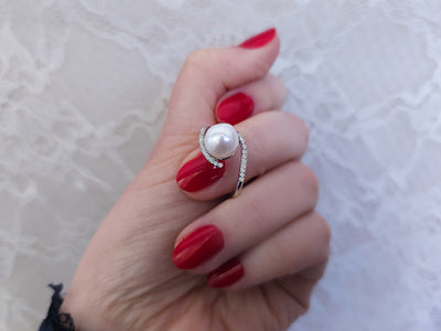Diamond and pearl ring in 14 K white gold