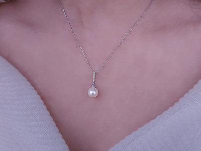 Diamond and pearl necklace in 14 carat white gold