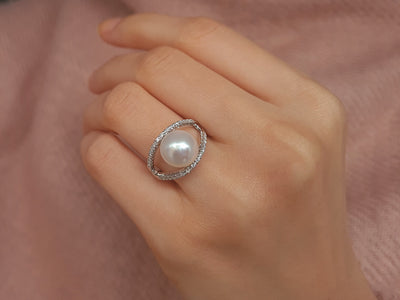 Diamond and pearl ring in 14 K white gold