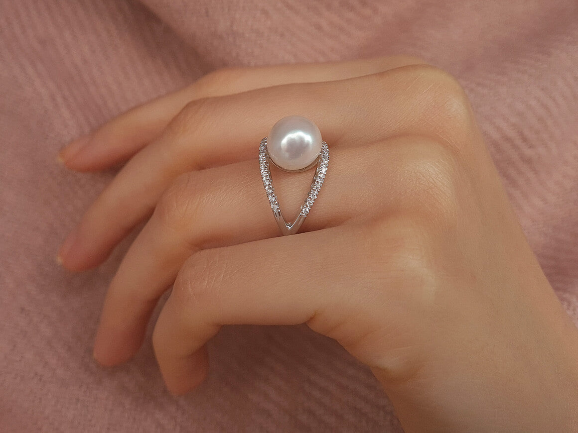 Diamond and pearl ring in 14 K white gold