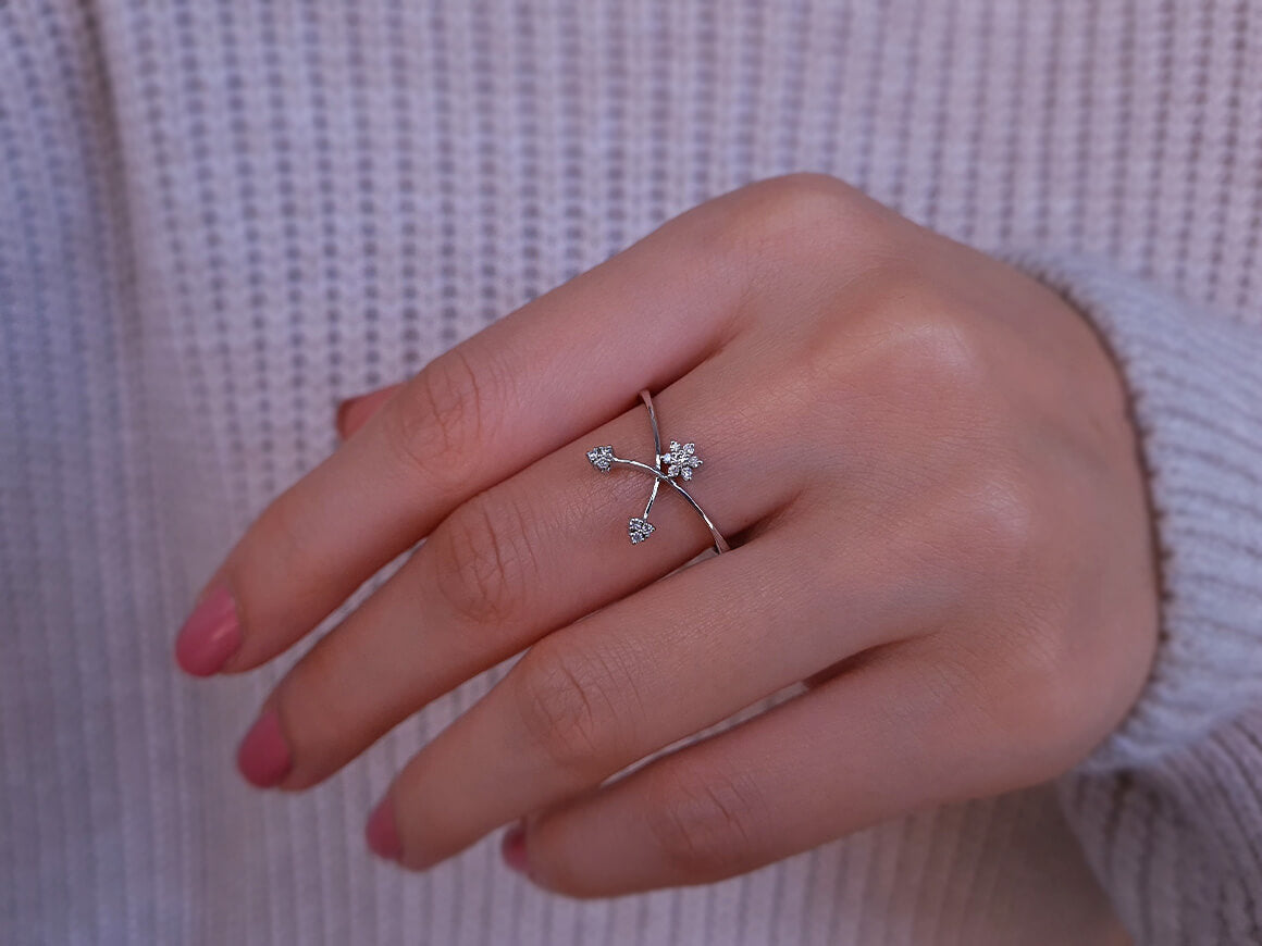 Diamond snowdrop ladies' ring in 18 K white gold