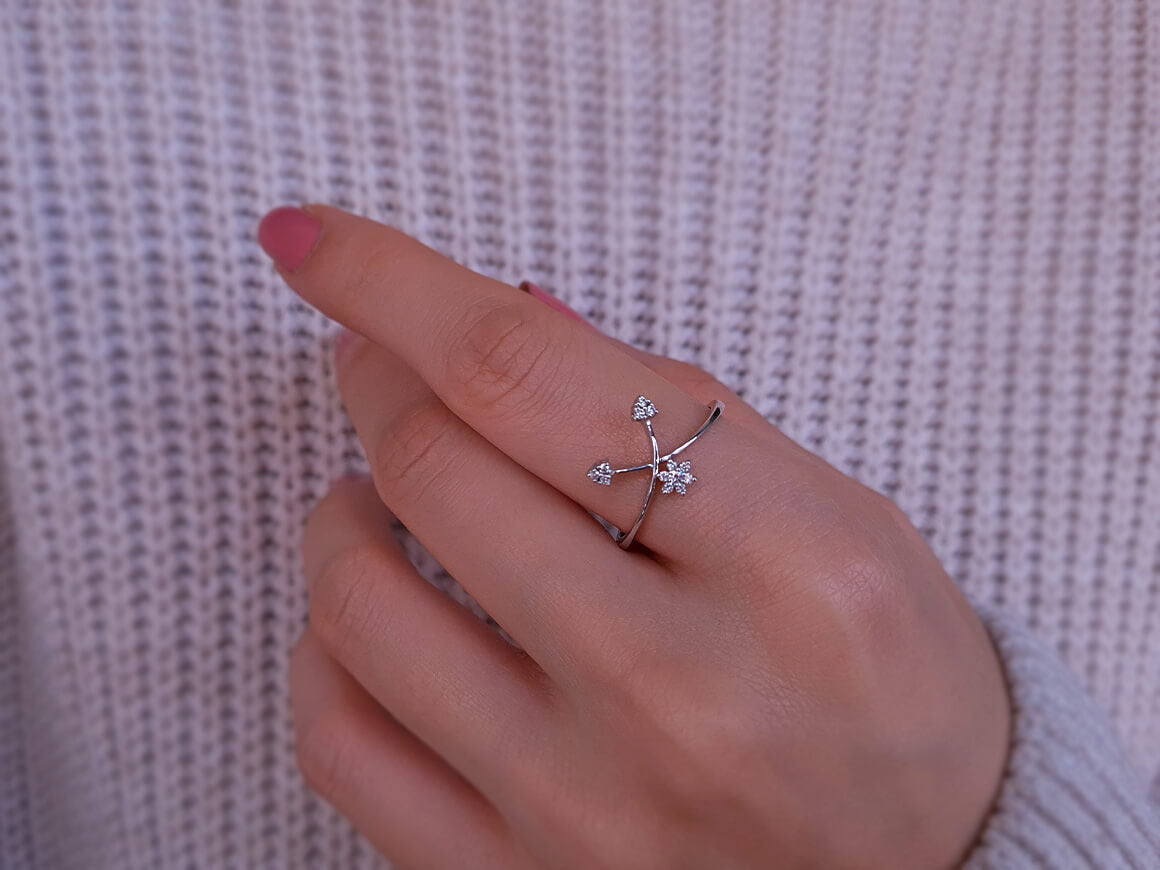 Diamond snowdrop ladies' ring in 18 K white gold