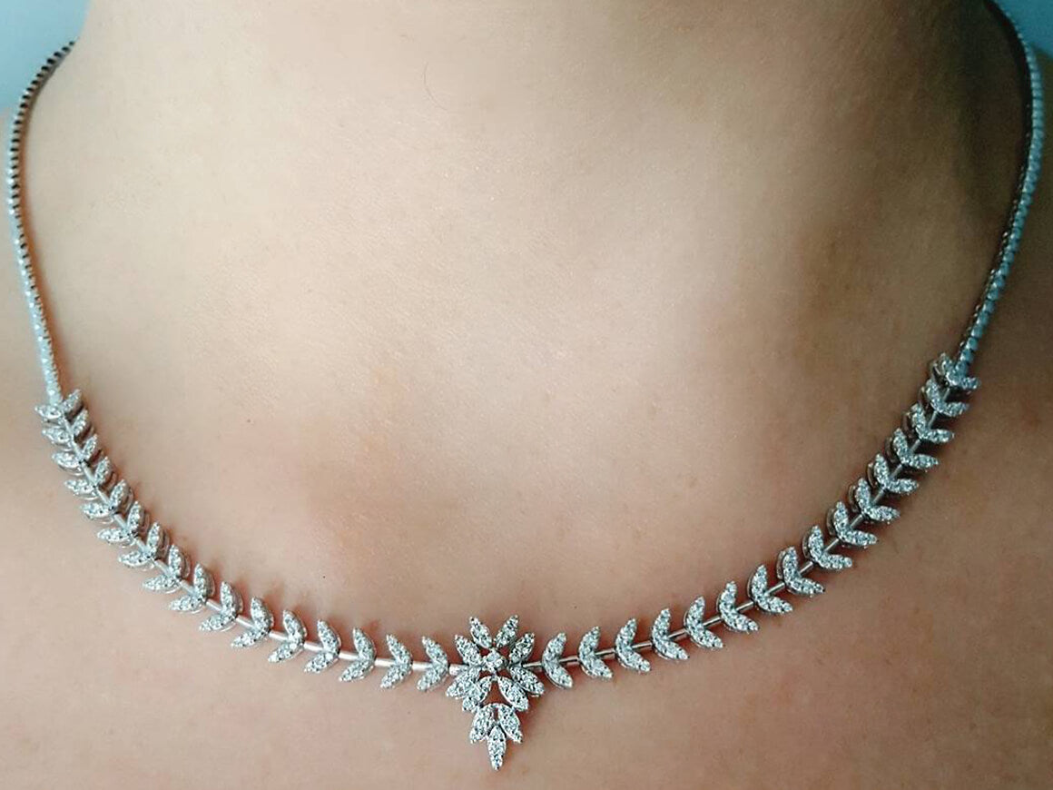 Halskette mit Diamanten und Chrysanthemen - handgefertigter Diamantschmuck aus Feingold | Sirius Diamant